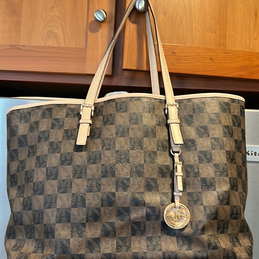 MICHAEL Jet Set Travel Tote Saffiano MK Logo Divider zip pocket.